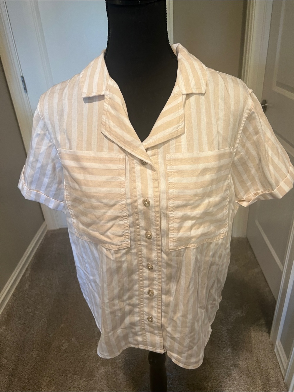 Striped Short-Sleeve Button-Down Shirt in Cream and White Size XS